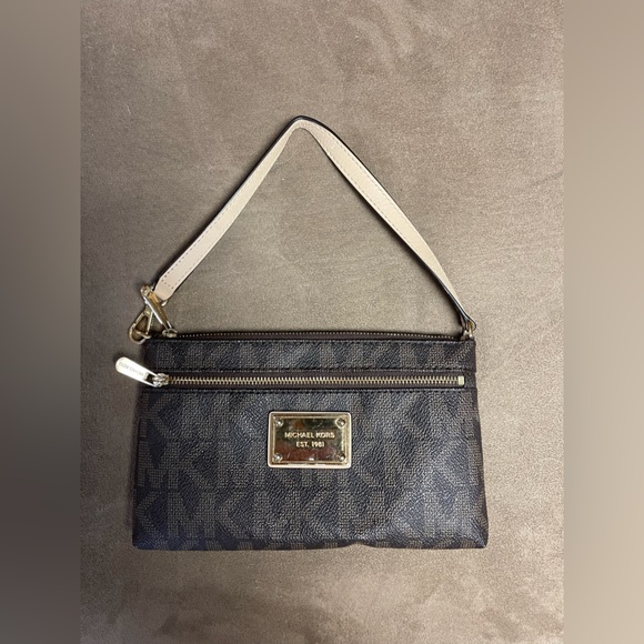 Michael Kors wristlet that can also be used as a small purse - Picture 4 of 4